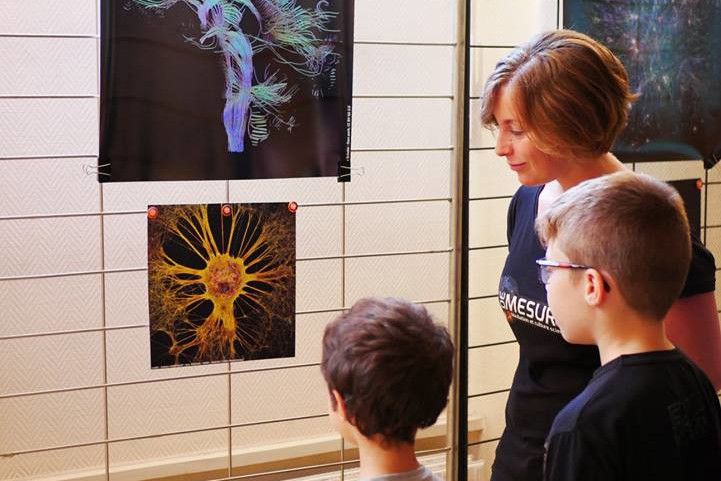 Photo of a science image exhibition with DéMesures